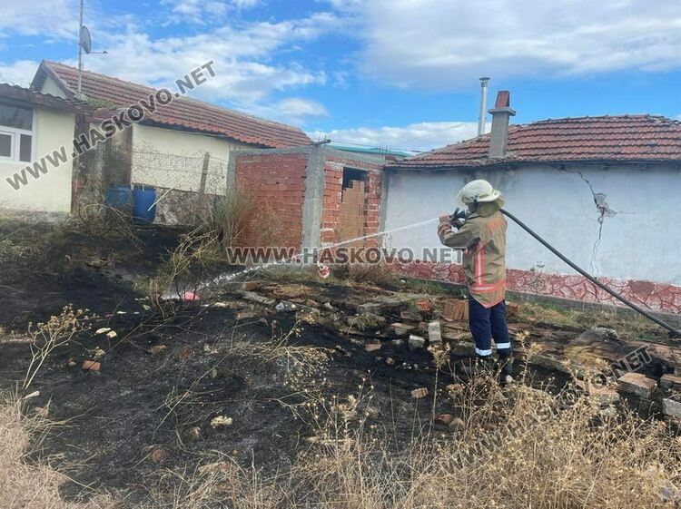 Пожар бушува в сметището край „Република“ до крайните къщи