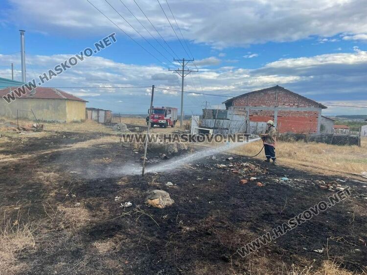 Пожар бушува в сметището край „Република“ до крайните къщи