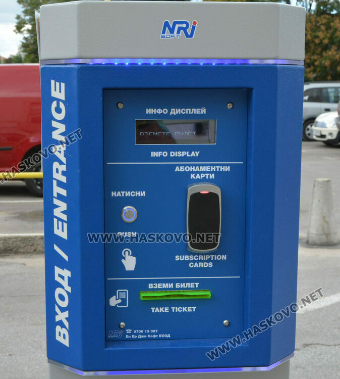 Водачи: Проблем с бариерата на паркинга до &bdquo;21 век&ldquo;. Общината: Тества се, има телефон за съдействие