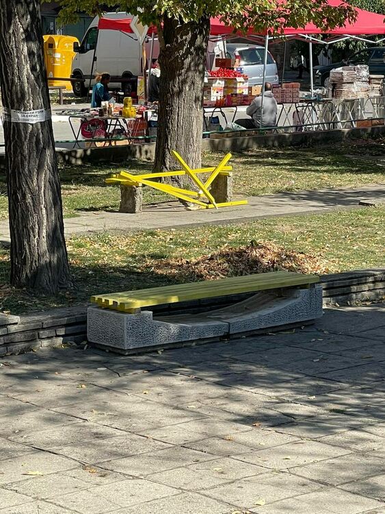 Кметът се ядоса заради счупена пейка, поправена преди ден