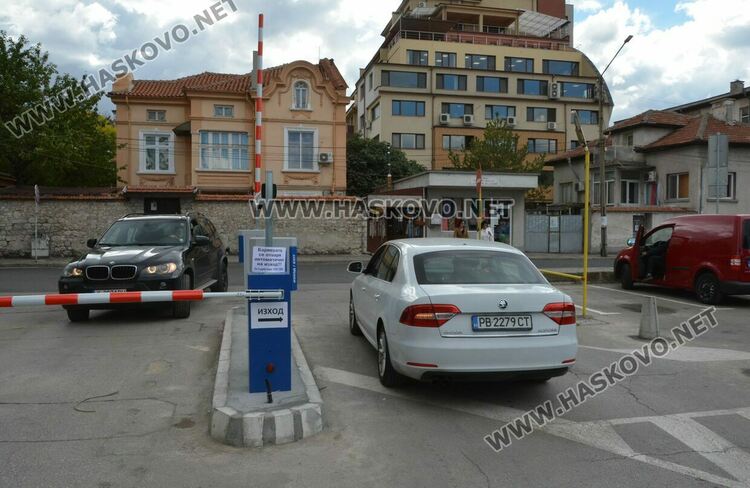 Водачи: Проблем с бариерата на паркинга до &bdquo;21 век&ldquo;. Общината: Тества се, има телефон за съдействие