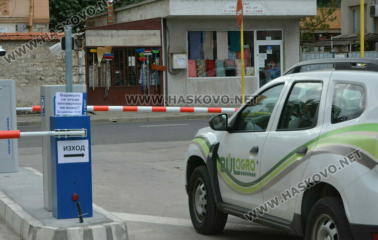 Водачи: Проблем с бариерата на паркинга до &bdquo;21 век&ldquo;. Общината: Тества се, има телефон за съдействие