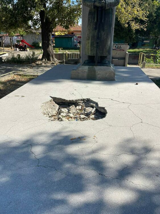 Кметът се ядоса заради счупена пейка, поправена преди ден