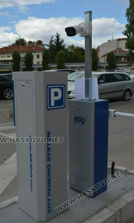 Водачи: Проблем с бариерата на паркинга до &bdquo;21 век&ldquo;. Общината: Тества се, има телефон за съдействие