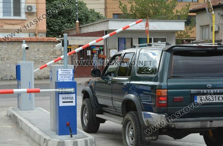 Водачи: Проблем с бариерата на паркинга до &bdquo;21 век&ldquo;. Общината: Тества се, има телефон за съдействие