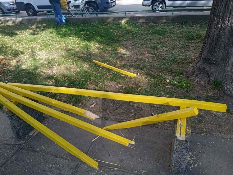 Кметът се ядоса заради счупена пейка, поправена преди ден