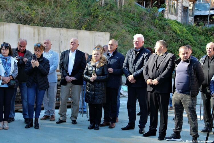 Вдигат църква в чепеларското село Забърдо