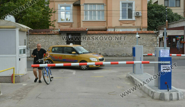 Водачи: Проблем с бариерата на паркинга до &bdquo;21 век&ldquo;. Общината: Тества се, има телефон за съдействие