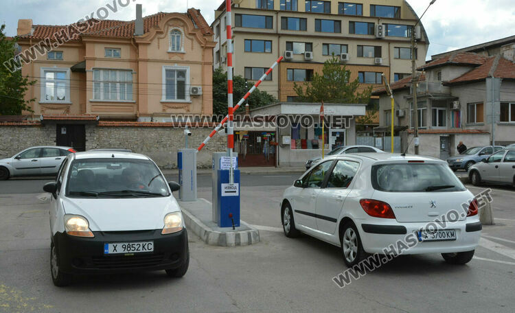 Водачи: Проблем с бариерата на паркинга до &bdquo;21 век&ldquo;. Общината: Тества се, има телефон за съдействие