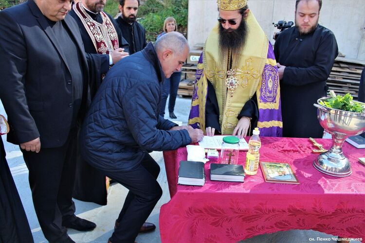 Вдигат църква в чепеларското село Забърдо