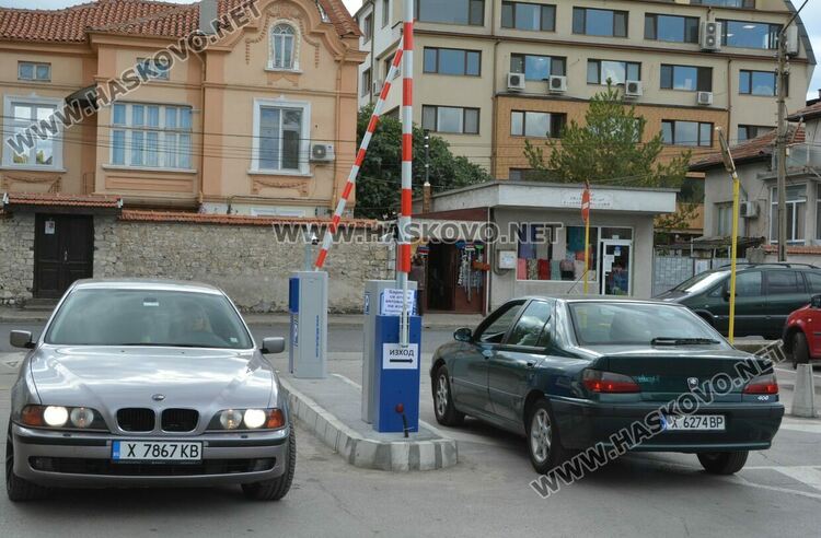 Водачи: Проблем с бариерата на паркинга до &bdquo;21 век&ldquo;. Общината: Тества се, има телефон за съдействие