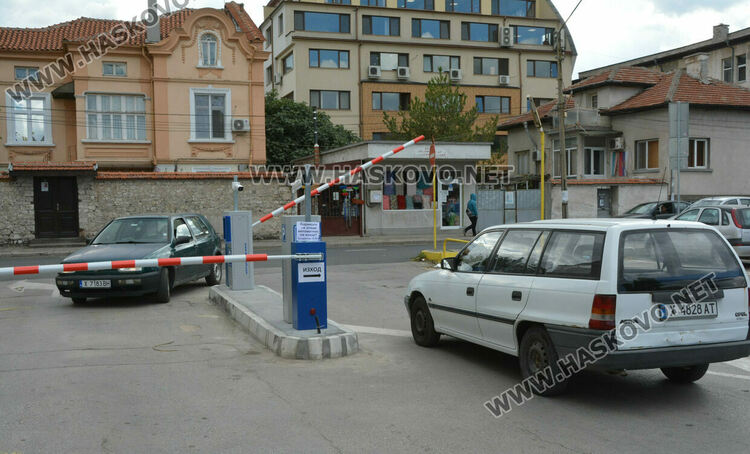 Водачи: Проблем с бариерата на паркинга до &bdquo;21 век&ldquo;. Общината: Тества се, има телефон за съдействие