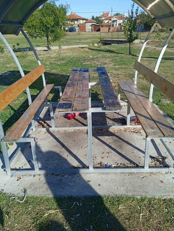 Кметът се ядоса заради счупена пейка, поправена преди ден