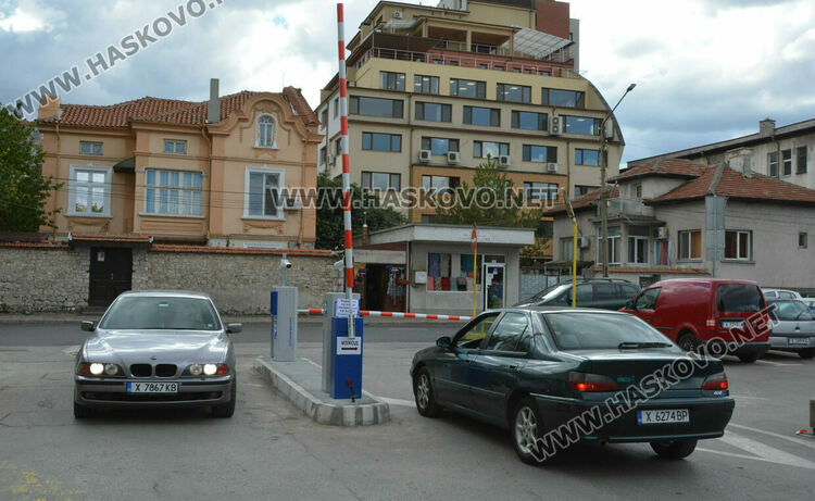 Водачи: Проблем с бариерата на паркинга до &bdquo;21 век&ldquo;. Общината: Тества се, има телефон за съдействие