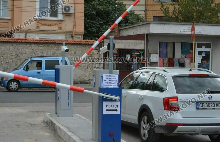 Водачи: Проблем с бариерата на паркинга до &bdquo;21 век&ldquo;. Общината: Тества се, има телефон за съдействие