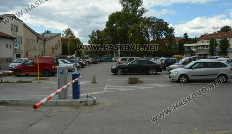 Водачи: Проблем с бариерата на паркинга до &bdquo;21 век&ldquo;. Общината: Тества се, има телефон за съдействие