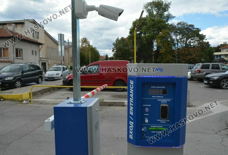 Водачи: Проблем с бариерата на паркинга до &bdquo;21 век&ldquo;. Общината: Тества се, има телефон за съдействие