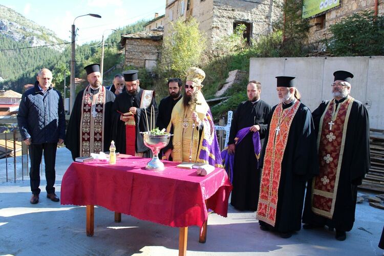 Вдигат църква в чепеларското село Забърдо