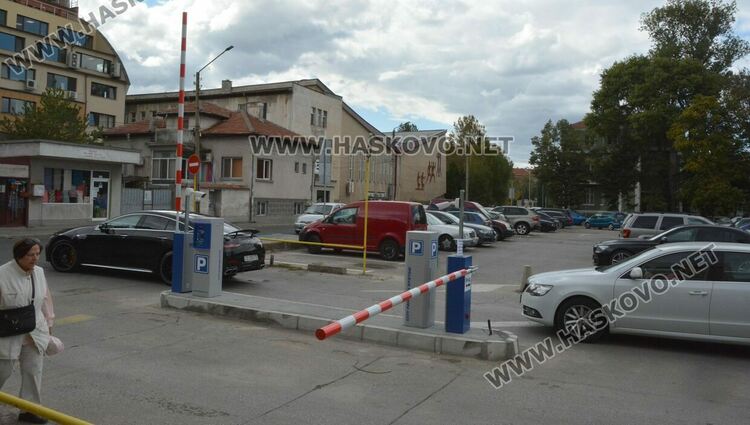 Водачи: Проблем с бариерата на паркинга до &bdquo;21 век&ldquo;. Общината: Тества се, има телефон за съдействие