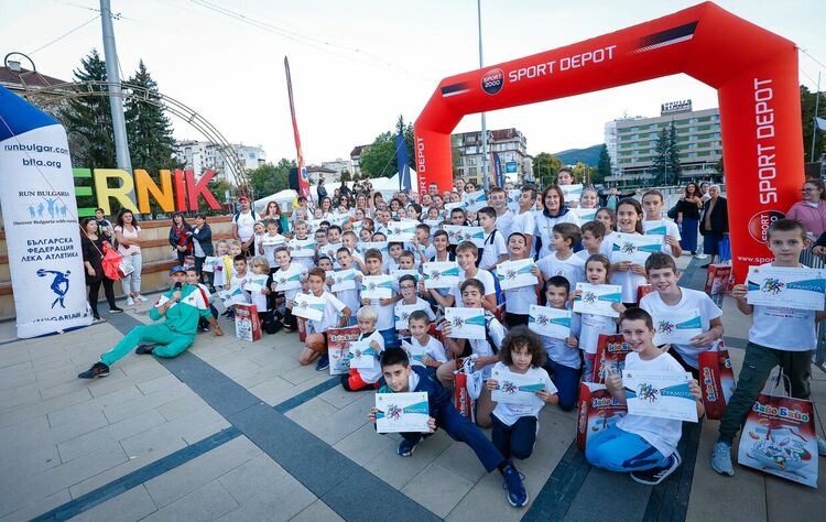 Второто издание на &bdquo;Перник рън&ldquo; премина с участието на елитни бегачи и десетки любители на бягането от Перник и страната
