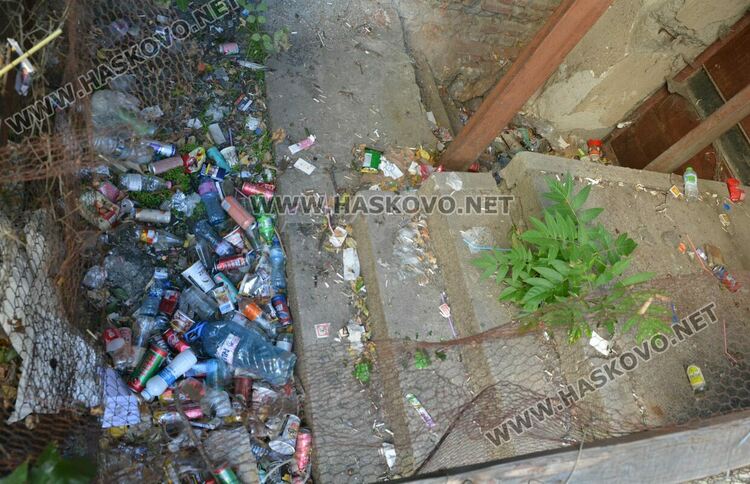 Ремонтират поредна счупена детска площадка в Хасково, имоти са превърнати в сметища