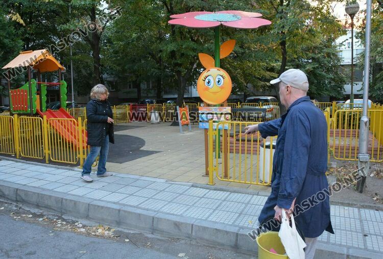 Ремонтират поредна счупена детска площадка в Хасково, имоти са превърнати в сметища