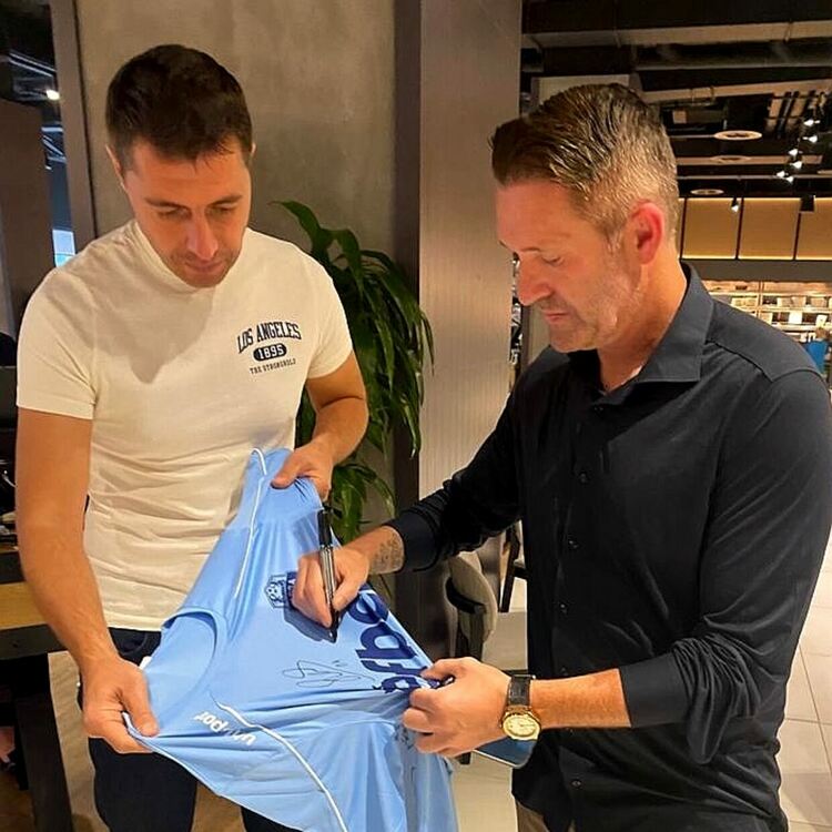 Легенди от Висшата лига в Англия се разписаха на фланелка на АРДА