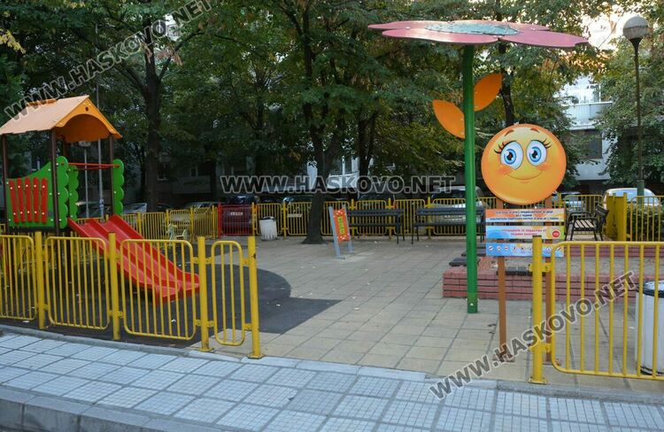 Ремонтират поредна счупена детска площадка в Хасково, имоти са превърнати в сметища