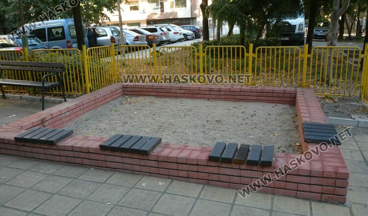 Ремонтират поредна счупена детска площадка в Хасково, имоти са превърнати в сметища