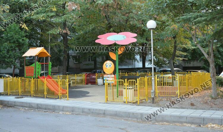 Ремонтират поредна счупена детска площадка в Хасково, имоти са превърнати в сметища