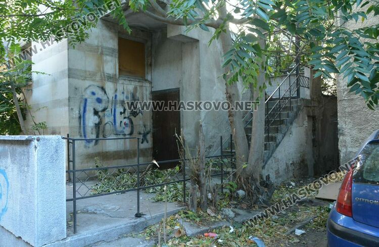 Ремонтират поредна счупена детска площадка в Хасково, имоти са превърнати в сметища