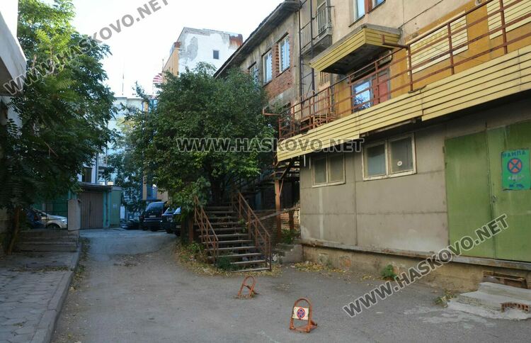 Ремонтират поредна счупена детска площадка в Хасково, имоти са превърнати в сметища