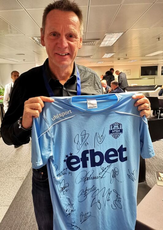 Легенди от Висшата лига в Англия се разписаха на фланелка на АРДА