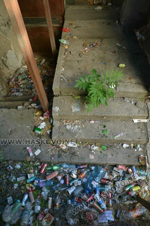 Ремонтират поредна счупена детска площадка в Хасково, имоти са превърнати в сметища