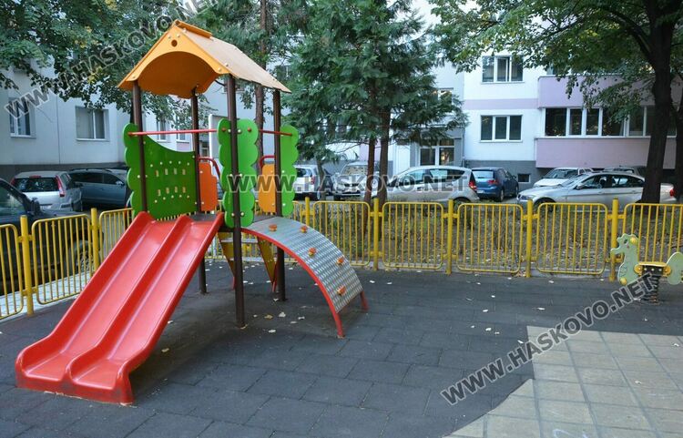 Ремонтират поредна счупена детска площадка в Хасково, имоти са превърнати в сметища