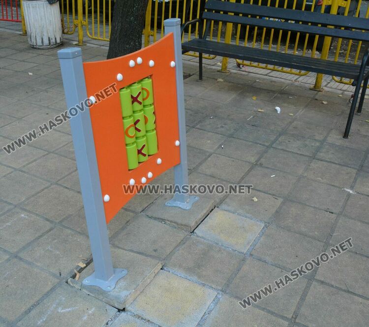 Ремонтират поредна счупена детска площадка в Хасково, имоти са превърнати в сметища