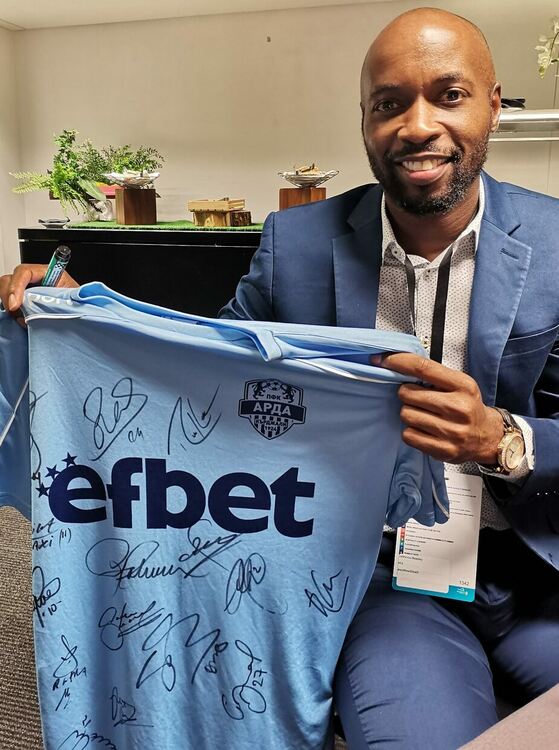 Легенди от Висшата лига в Англия се разписаха на фланелка на АРДА