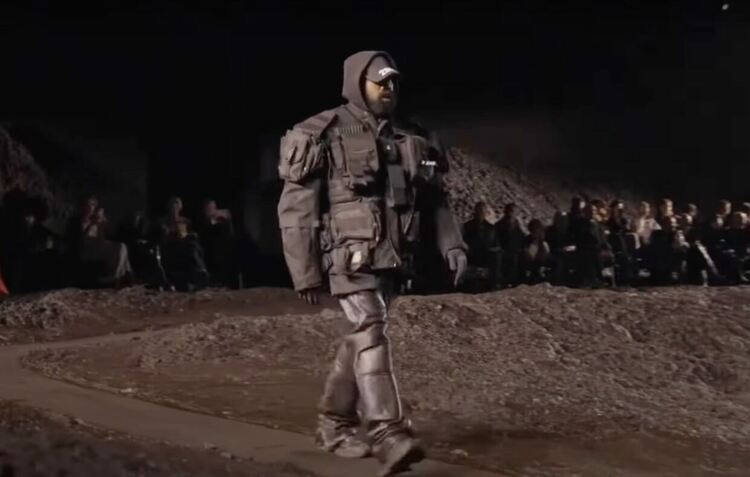 Кание Уест на шоуто на "Баленсиага" по време на седмицата на модата в Париж