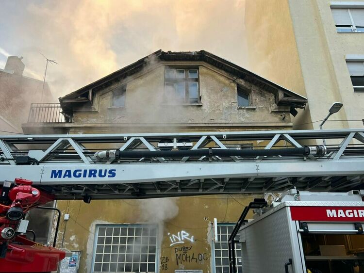 Пожар в жилищна сграда в центъра на София