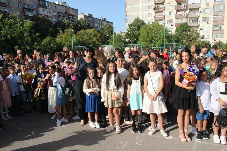 Алековци с благотворителни каузи в началото на учебната година