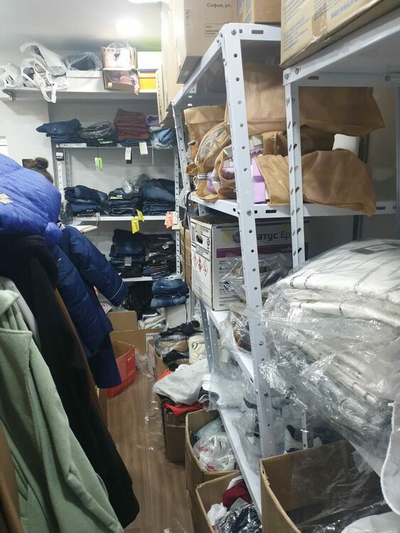 Задържаха жена, продавала фалшиви маркови стоки 