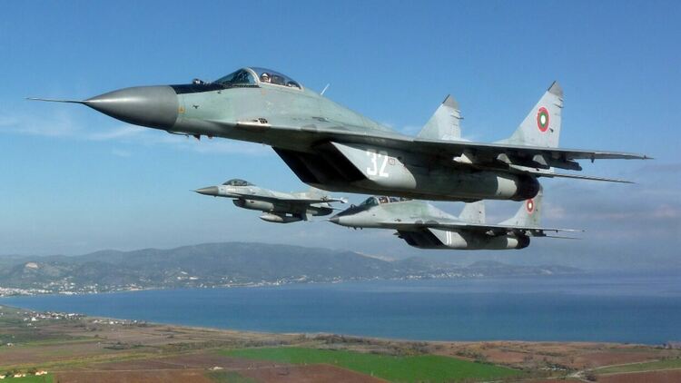 Радев: България търси междинно решение за изтребители