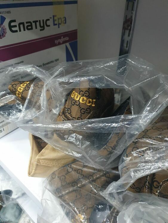 Задържаха жена, продавала фалшиви маркови стоки 