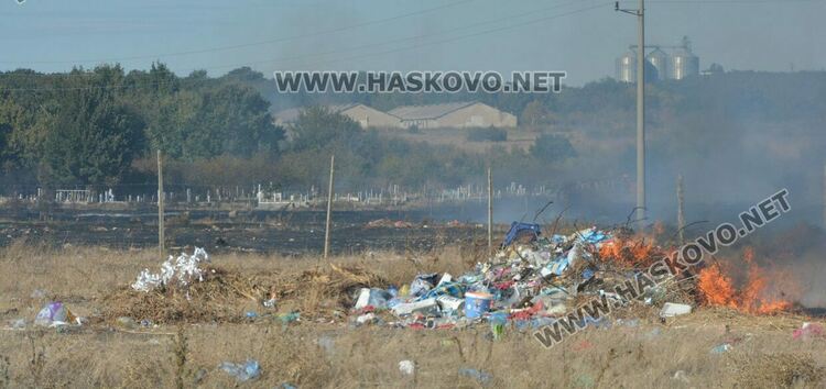 Пожар избухна в гробищен парк и тръгна към Войводово