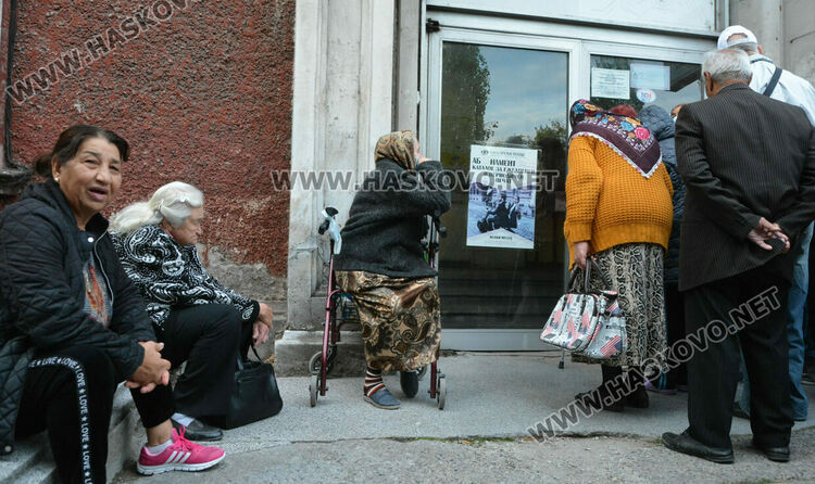 Опашка пред централната поща в Хасково за увеличените пенсии 