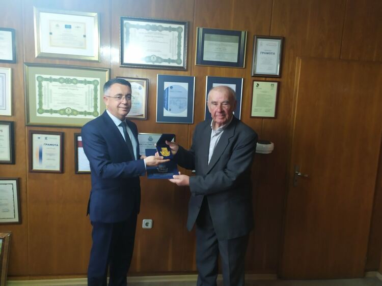 Кметът връчва Почетния знак на Общината