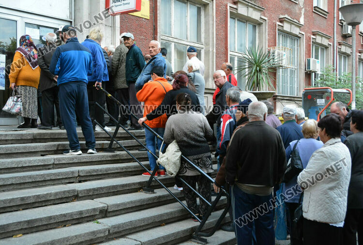Опашка пред централната поща в Хасково за увеличените пенсии 