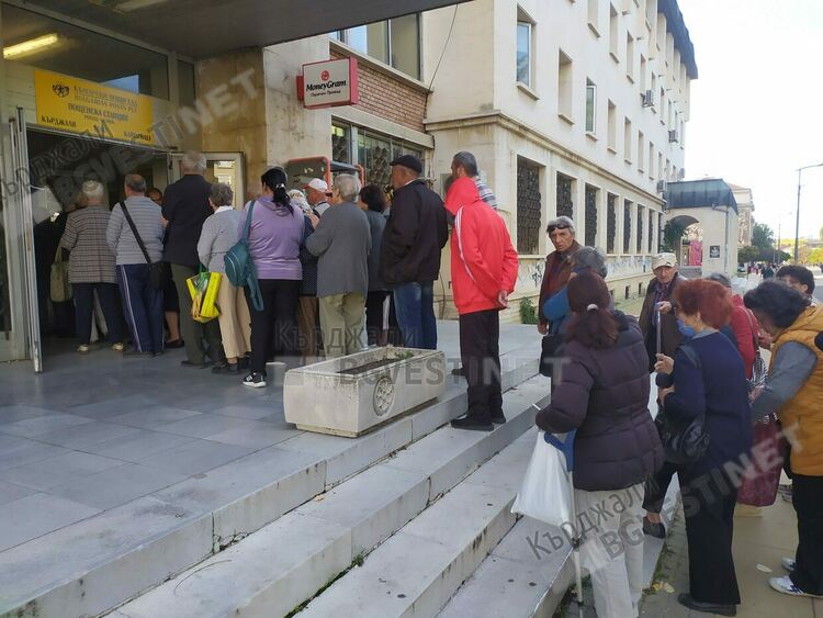 Голяма опашка за новите пенсии се изви пред централната Поща в Кърджали
