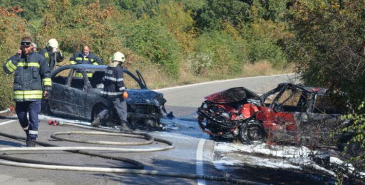 Две коли изгоряха при пожар след челна катастрофа