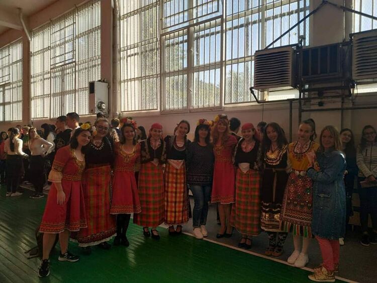 Учениците от Езиковата гимназия в Смолян "подариха" Ансамбъл "Родопа" на учителите си